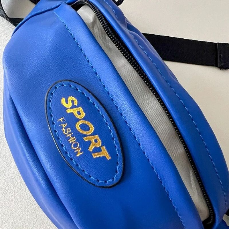 una riñonera de piel azul oscuro para niña diseño