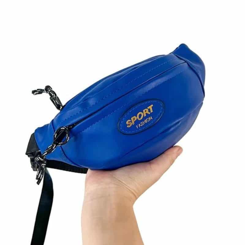 una riñonera de piel azul oscuro para niña